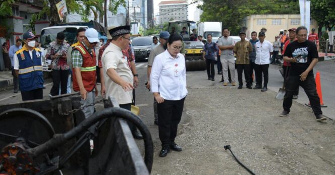 
					Wali Kota Agustina Wilujeng saat meninjau perbaikan jalan KH Ahmad Dahlan yang rusak | foto: Humas Pemkot.