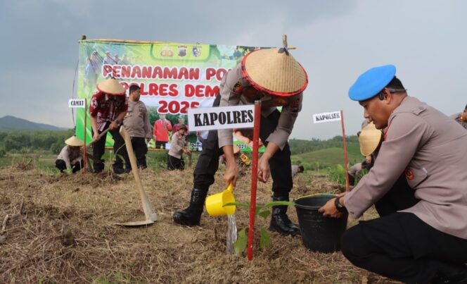 
					Polres Demak Tanam 500 Pohon Jati di Wonosekar, Upaya Nyata Cegah Longsor dan Jaga Lingkungan