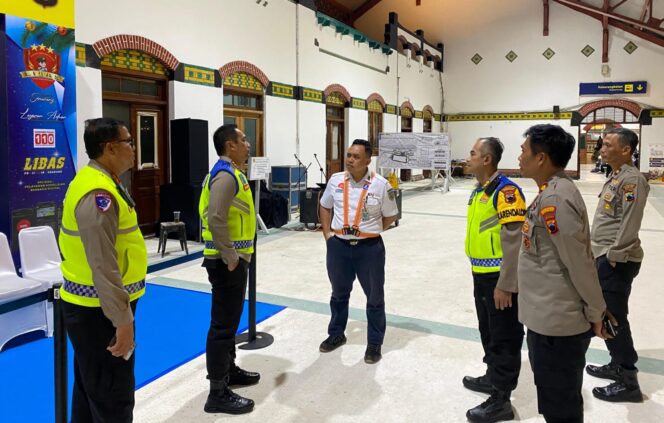 
					Kapolrestabes Semarang Tinjau Kesiapan Pos Pelayanan Stasiun Tawang Jelang Nataru 2025–2026