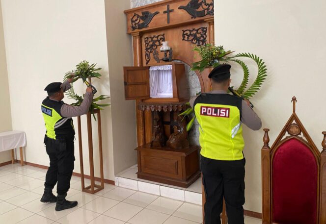 
					Polres Jepara Sterilkan Sejumlah Gereja Jelang Perayaan Natal 2025, K9 Turut Diterjunkan