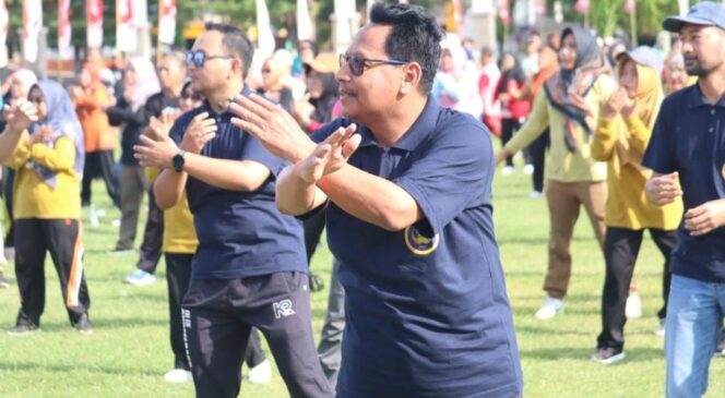 
					Bupati Rembang, H. Harno, sebelumnya ikut senam zumba di HUT KORPRI ke-54, Jumat (28/11/2025) | dok Pemkab Rembang.