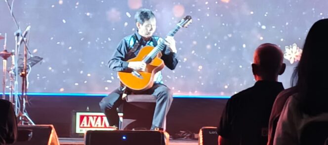 
					Alunan Gitar Jubing Kristianto Pukau Penonton Konser Amal Sekolah Hidup Indonesia