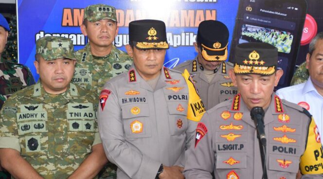 
					Kasdam IV/Diponegoro Dampingi Kapolri Tinjau Pos Pelayanan Nataru di Stasiun Tawang