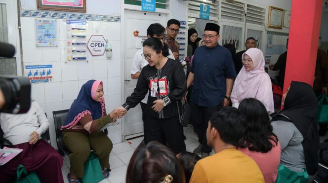 
					Wali Kota Semarang, Agustina Wilujeng mengunjungi pelayanan kesehatan di Puskesmas Bangetayu, Kecamatan Genuk | dok Humas Pemkot.