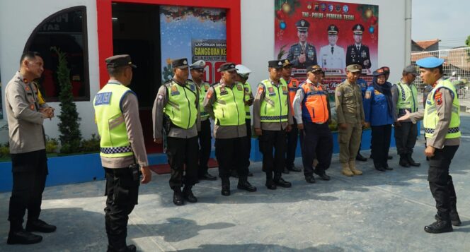
					Kapolres Tegal Bersama PJU Cek Pos Terpadu Exit Tol Adiwerna dalam Rangka Ops Lilin 2025