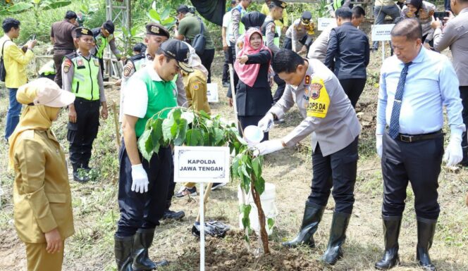 
					Wujud Kepedulian Lingkungan, Polda Jateng Tanam Ribuan Bibit Pohon