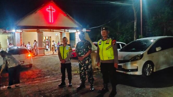 
					Ciptakan Rasa Aman, Personel Pos Pam Ops Lilin Candi Polres Jepara Amankan Ibadah di Gereja