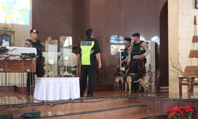 
					Dua Hari Jelang Natal, Unit K-9 Polres Semarang Sterilisasi Sejumlah Gereja