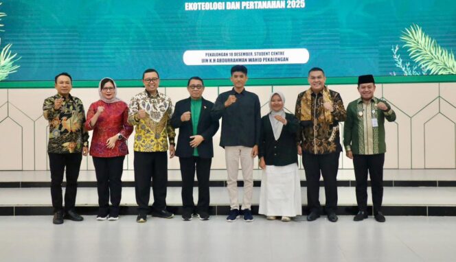 
					Tutup KKN Tematik Ekoteologi dan Pertanahan, Wamen Ossy Apresiasi Kontribusi Mahasiswa dalam Pendataan Tanah Wakaf