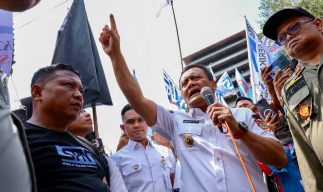 
					Buruh Sambut Positif Keberanian Gubernur Ahmad Luthfi Tetapkan Alfa 0,9% untuk UMP Jawa Tengah 2026