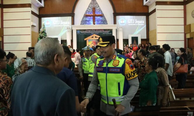 
					AKBP Erick Budi Santoso Kawal Pengamanan Natal, Kunjungi Gereja-Gereja di Jepara