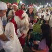 Anak-anak tampak gembira menerima kado Natal dari PSI | foto: Wahyu Hamijaya.