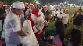 Anak-anak tampak gembira menerima kado Natal dari PSI | foto: Wahyu Hamijaya.