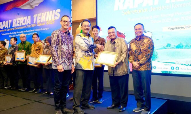 
					Sekjen ATR/BPN Tekankan Peran Vital Tata Usaha dalam Mendukung Kinerja Teknis dan Pelayanan Publik pada Penutupan Rakernis Setjen 2025