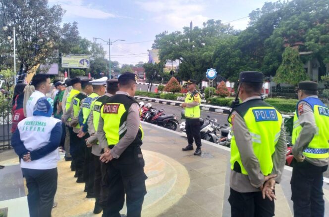 
					Polres Jepara Siagakan Personel di Sejumlah Posko Demi Kelancaran Perayaan Nataru 2025–2026