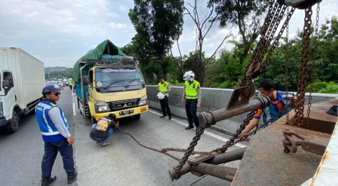 
					Hujan Deras & Kemacetan: Polisi Sigap Evakuasi Truk Mogok di Tanjakan Bukit Sari Semarang 