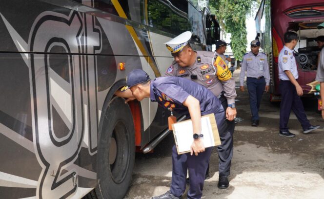 
					Ops Lilin Candi 2025, Satlantas Polres Jepara Intensifkan Ramp Check Armada Bus untuk Jaga Keamanan Libur Akhir Tahun