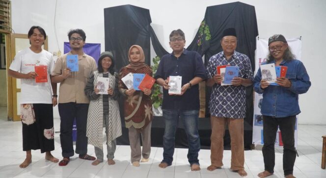 
					Hadir dalam Lonceng Buku, Mba Iin Apresiasi Karya Tiga Penyair