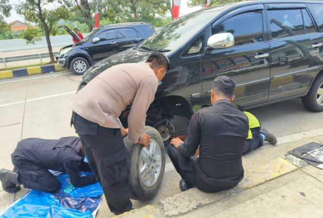 
					Pelayanan Humanis Polri di Ops Lilin Candi 2025, Personel Pospam Rest Area 275A Sigap Bantu Pengguna Jalan