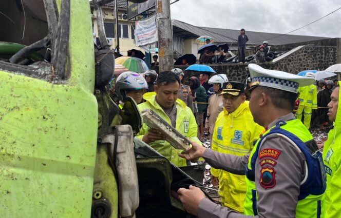 
					Truk Tronton Alami Rem Blong di Simpang Empat Kertek, Polisi Sigap Tangani Lokasi dan Korban