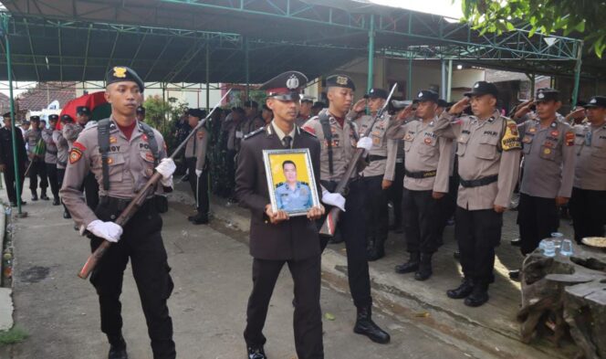 
					Polres Jepara Beri Penghormatan Terakhir: Upacara Pemakaman Kedinasan untuk Aipda Sutaman