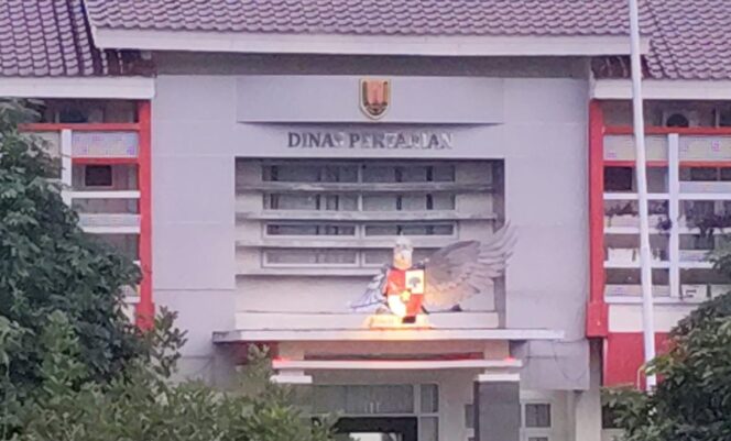 
					Sayap Garuda di Kantor Dinas Pertanian Kota Semarang Rusak, Kadinas: Sudah Diturunkan 