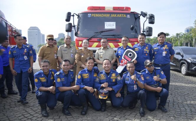 
					Pemkot Semarang Terima Hibah Satu Unit Armada Pemadam Kebakaran dari Pemprov DKI Jakarta, Perkuat Layanan Penanggulangan Kebakaran