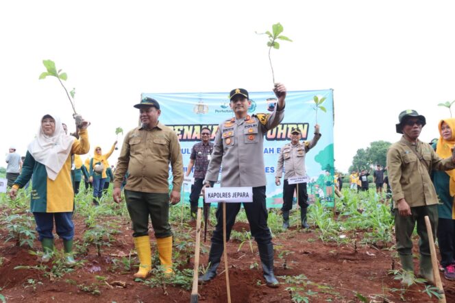
					Polres Jepara Gandeng Masyarakat Gelar Penanaman Puluhan Ribu Bibit Pohon di Bangsri