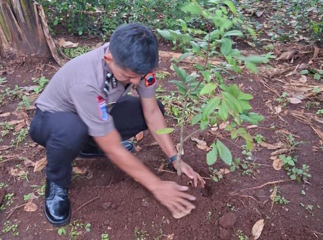
					Polda Jateng Terapkan Aturan Baru: Tanam Pohon sebagai Syarat Kenaikan Pangkat Personel