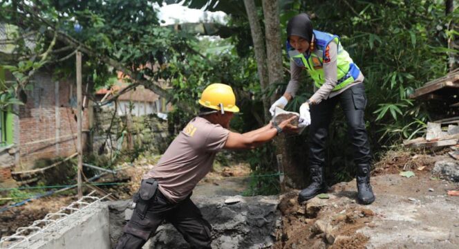 
					Polres Semarang Bersama Warga Gotong Royong Bangun Jembatan Sungai Sigandul Pasca Longsor