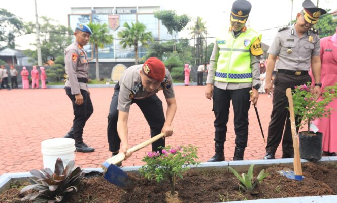 
					87 Personel Polres Semarang Naik Pangkat, Wajib Tanam Pohon sebagai Bentuk Kepedulian Lingkungan