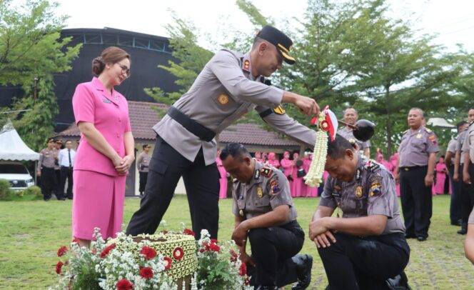 
					Polres Demak Gelar Upacara Kenaikan Pangkat dan Pelepasan Purna Tugas, Tanam Bibit Pohon Jadi Syarat Unik