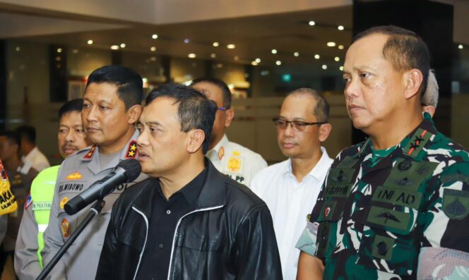 
					Pangdam IV/Diponegoro Bersama Gubernur dan Kapolda Jateng Pantau Malam Pergantian Tahun