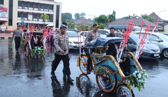 
					Kapolres Jepara Kayuh Becak, Lepas Personel Purna Tugas dengan Tradisi Penuh Kehangatan