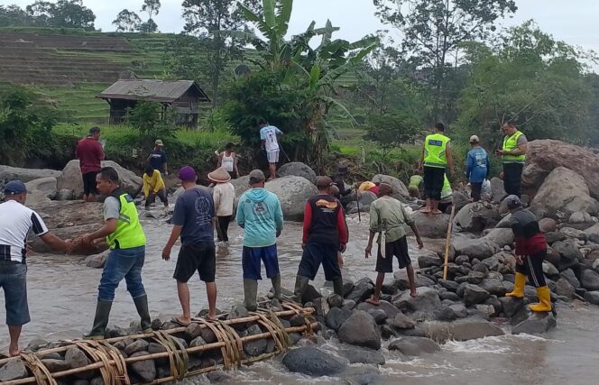 
					Polres Tegal dan Warga Gotong Royong Pasang Bronjong