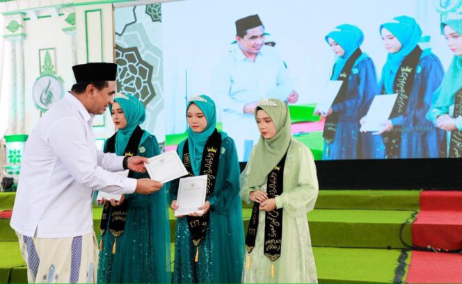 
					Wagub Jateng Serahkan Bisarah kepada 22 Hafiz Al-Qur’an di Rembang