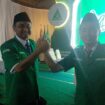 Ketua Terpilih, Arif Rahman (kanan) bersalaman komando dengan Abdul Aziz seusai penutupan Konfercab X GP Ansor Kota Semarang