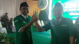 Ketua Terpilih, Arif Rahman (kanan) bersalaman komando dengan Abdul Aziz seusai penutupan Konfercab X GP Ansor Kota Semarang