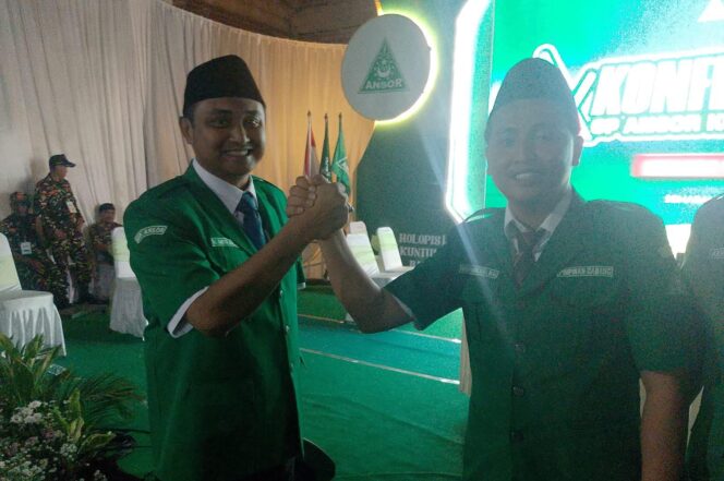 
					Ketua Terpilih, Arif Rahman (kanan) bersalaman komando dengan Abdul Aziz seusai penutupan Konfercab X GP Ansor Kota Semarang 
