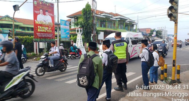 
					Polres Jepara Intensifkan Pengaturan Lalu Lintas Pagi Demi Keamanan dan Kelancaran Warga