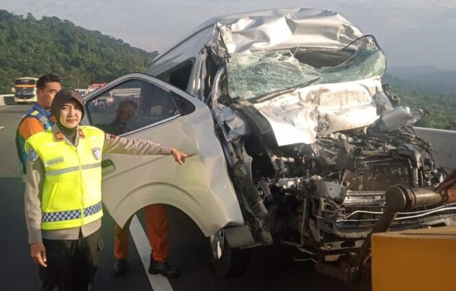 
					Diduga Sopir Mengantuk, Rombongan Guru Asal Bekasi Alami Kecelakaan di Tol Ungaran