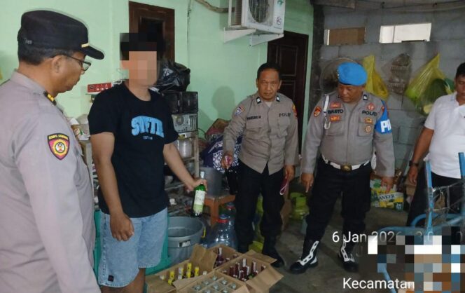 
					Tindak Lanjuti Laporan Warga via 110, Polres Jepara Bongkar Peredaran Miras Berkedok Warung