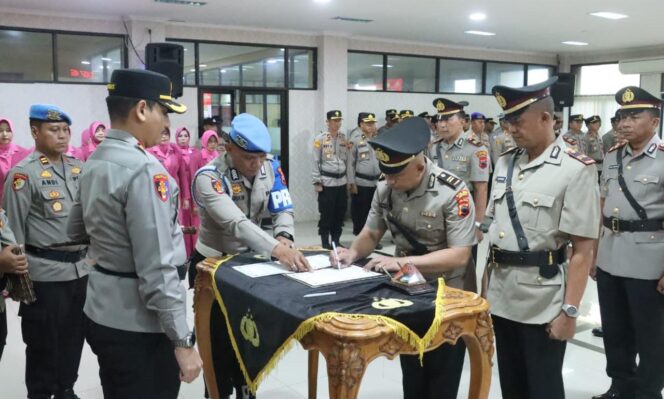 
					Penyegaran Organisasi, Kapolres Jepara Pimpin Sertijab Sejumlah Kapolsek Jajaran