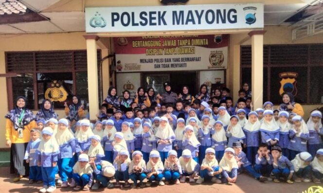 
					Belajar Sambil Bermain, Murid TK dan SD di Jepara Antusias Kunjungi Kantor Polisi