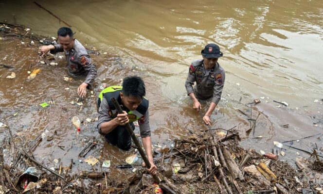 
					Cegah Banjir Saat Musim Hujan, Polres Jepara Bersama Warga Bersihkan Sungai