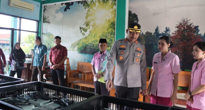 
					Kapolres Kendal Pastikan Produksi dan Distribusi MBG di Brangsong Berjalan Aman dan Higienis