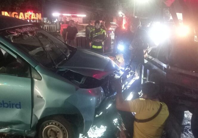 
					Mobil Taksi Alami Kecelakaan di Jalur Utama Ungaran, Pengemudi Diduga Mengantuk