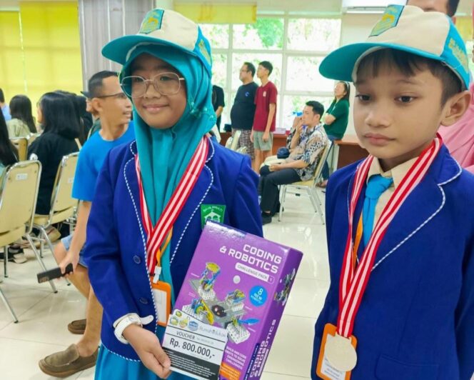 
					Kak Ahla, putri Wagub Jateng (kiri).