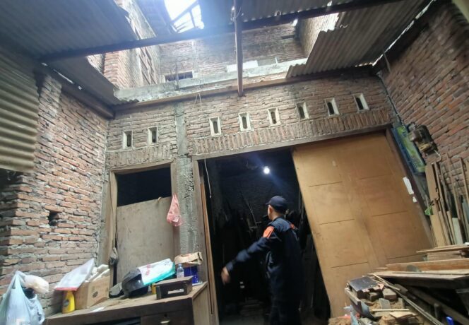 
					Diterjang Hujan dan Angin Kencang, Atap Rumah Warga Semarang Utara Roboh, Pemilik Luka-luka