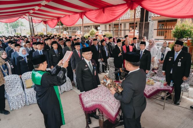 
					Pelantikan di Ruang Publik, Pemkab Tegal Tegaskan Birokrasi Dekat dengan Masyarakat